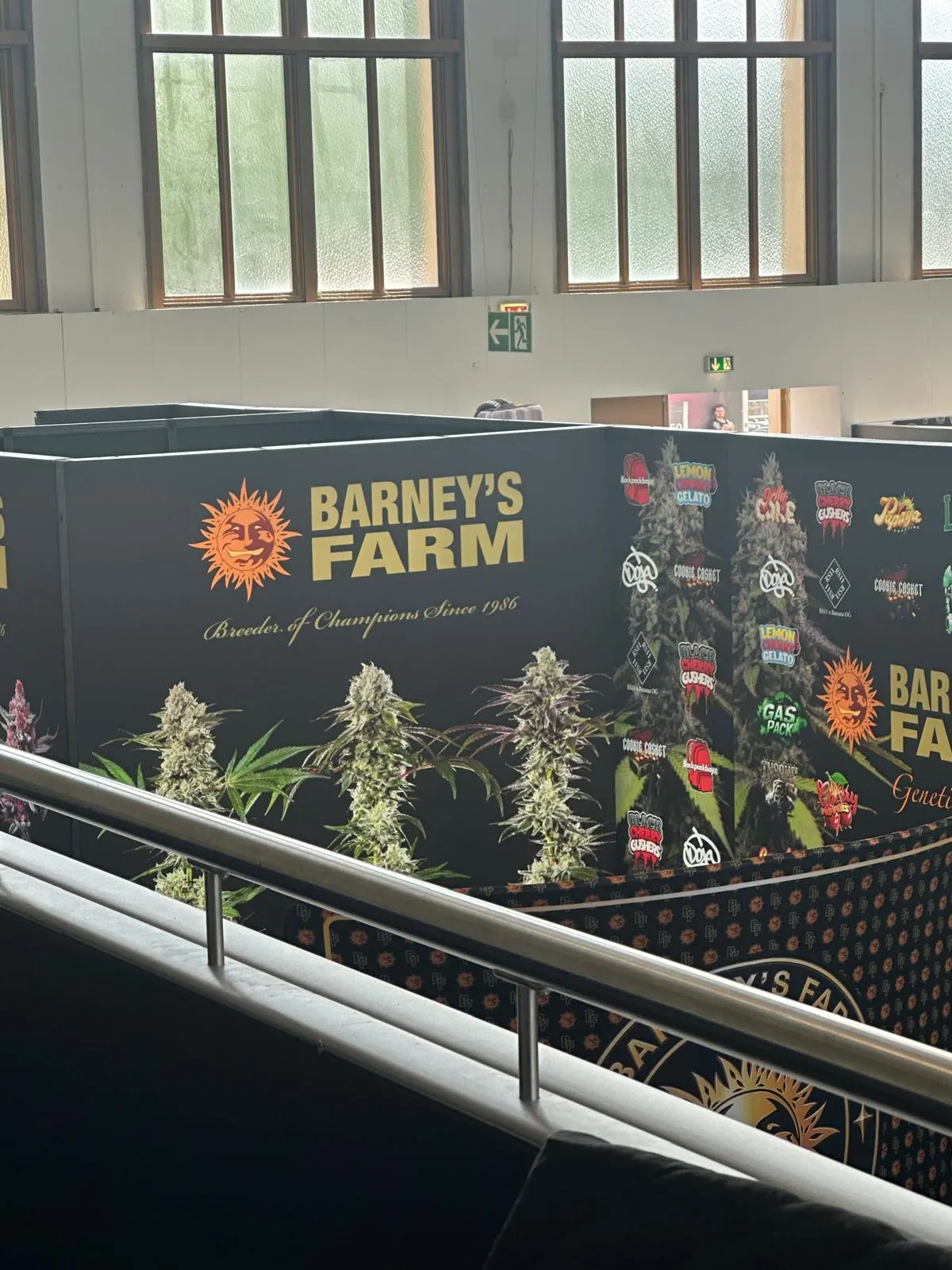 Stoisko breedera Barney's Farm z prezentacją roślin konopi na Mary Jane Berlin 2026