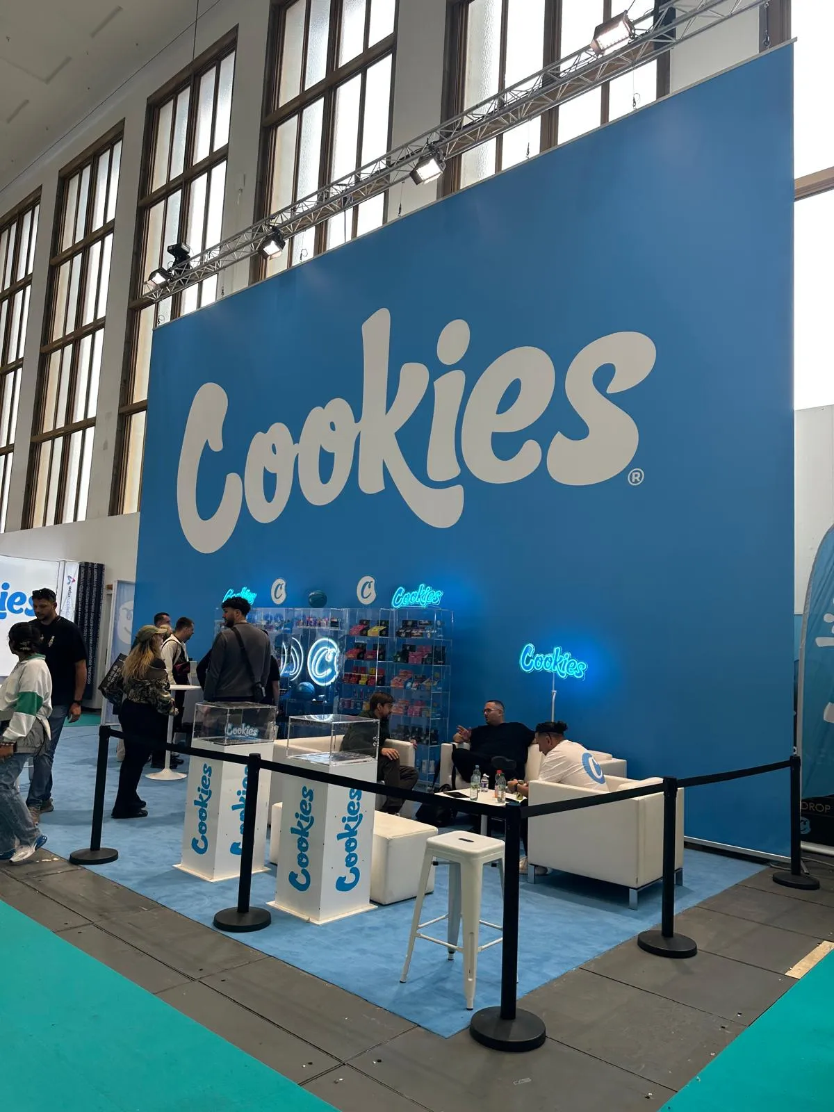 Stoisko Cookies z dużą niebieską ścianą brandingową i loungem na Mary Jane Berlin 2026