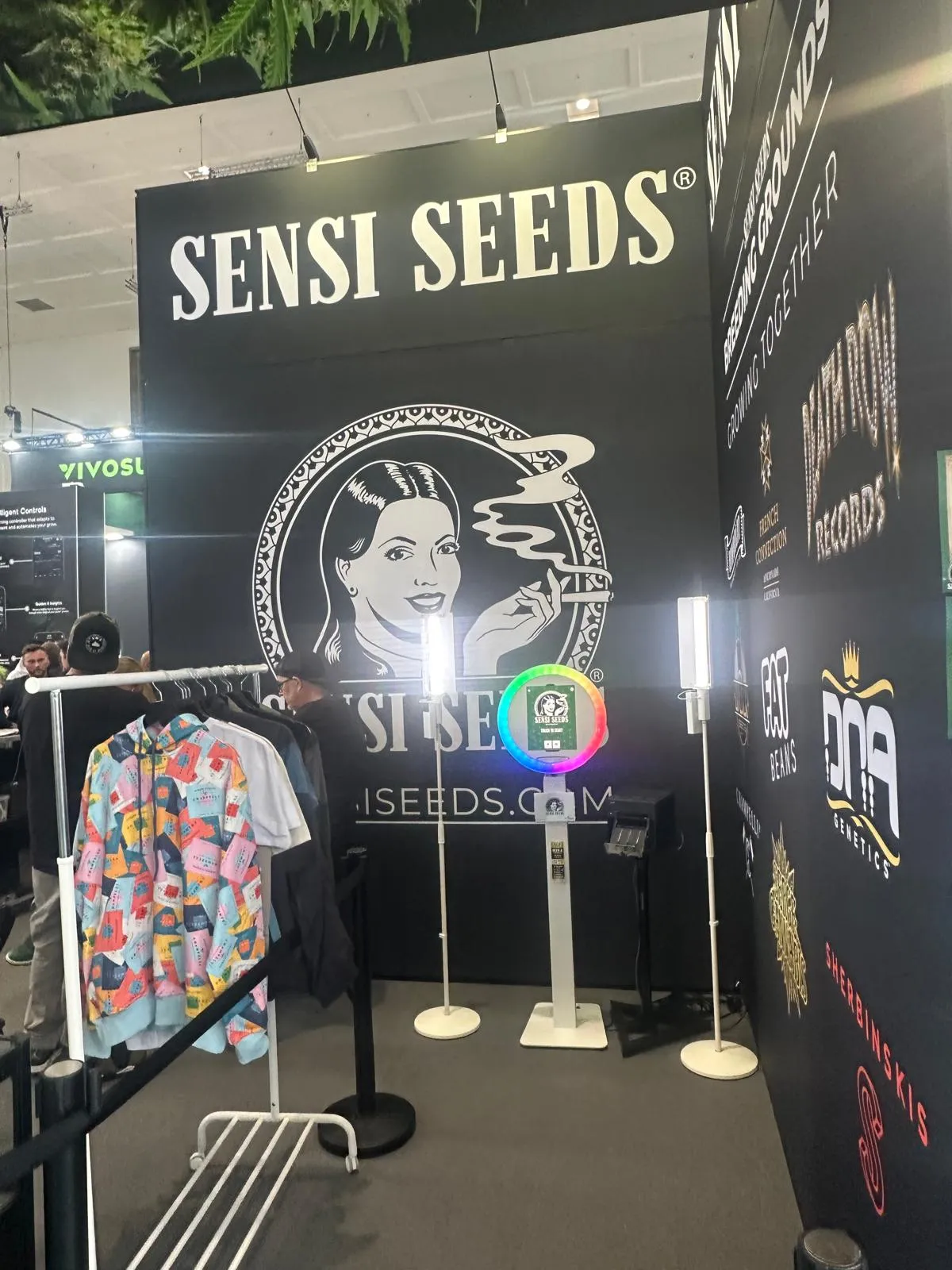 Stoisko Sensi Seeds z brandingiem DNA Genetics i Sherbinskis na Mary Jane Berlin 2026