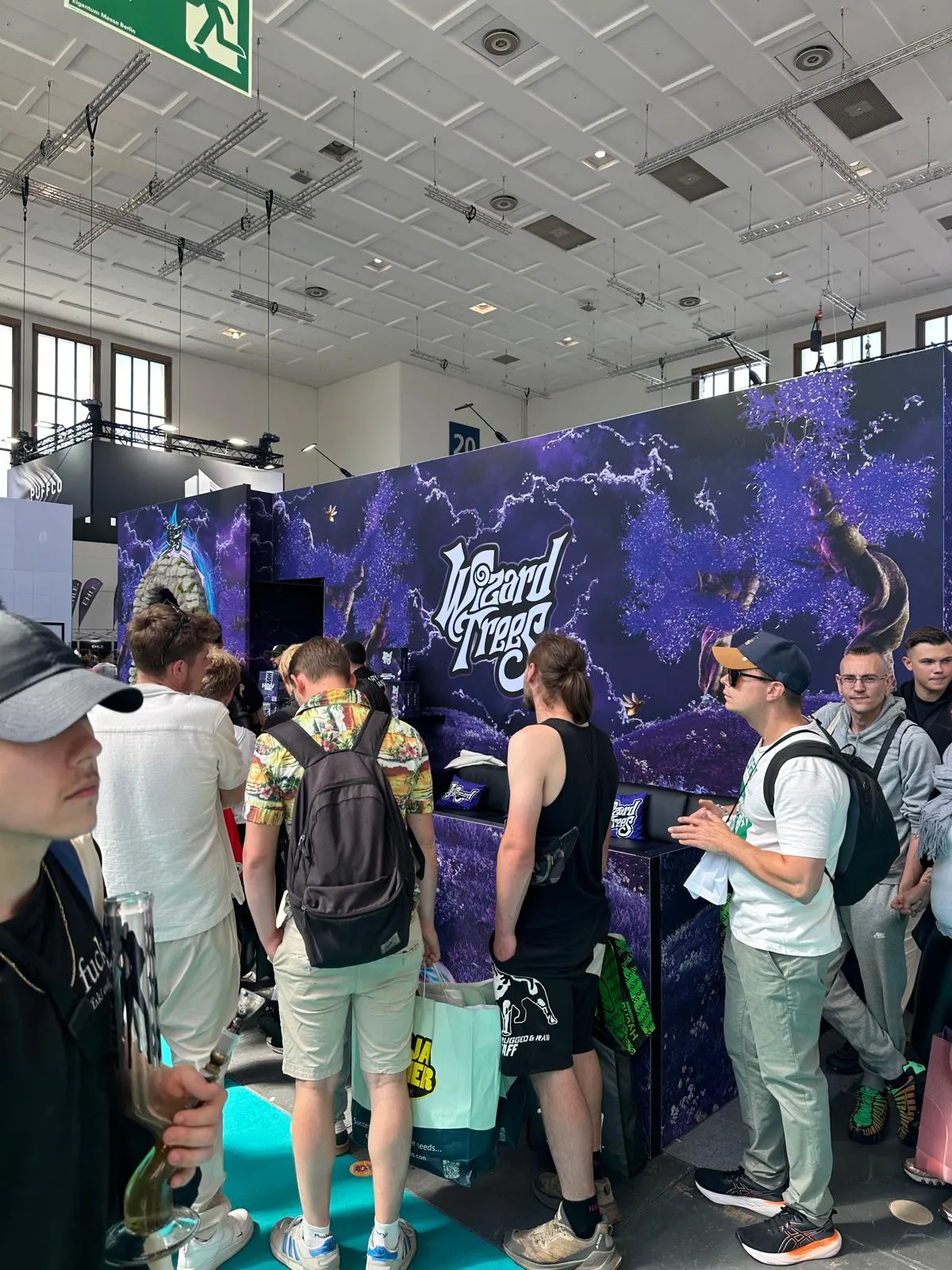 Stoisko Wizard Trees z fioletowym brandingiem i odwiedzającymi na Mary Jane Berlin 2026